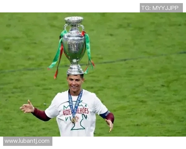 当今足坛现役明星球员盘点与他们的辉煌成就分析