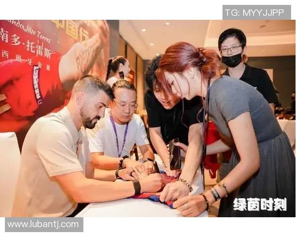 足球明星与小朋友亲密互动现场签名瞬间温馨回忆分享