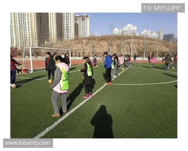 足球明星背后的家庭故事与成长环境探秘 足球明星背后的家庭故事与成长环境探秘